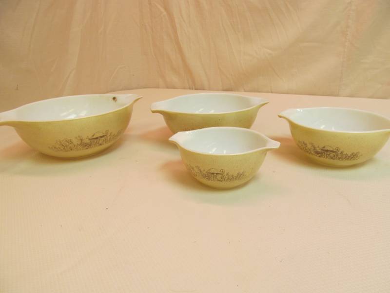 lot 199 image: Pyrex bowls