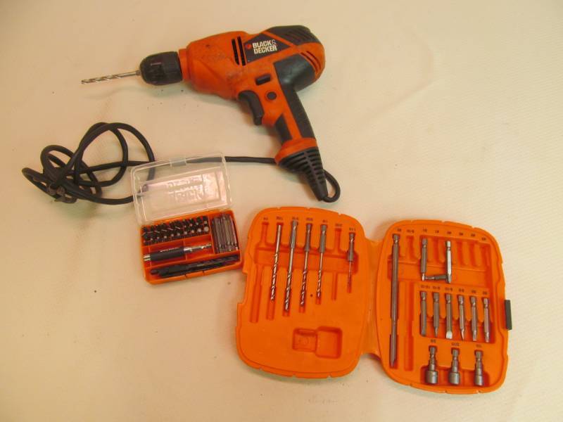 lot 202 image: Black & Decker drill w bits  screw tips