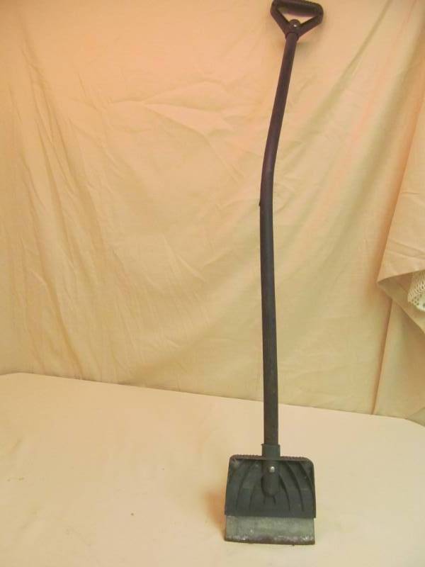 lot 212 image: Suncast ice scraper
