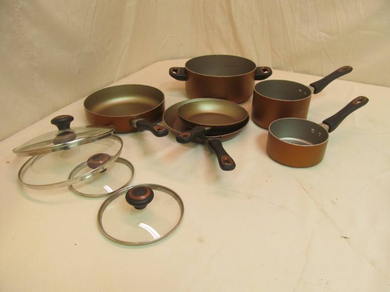 lot 222 image: Fiber ware kettles, fry pans, w lids