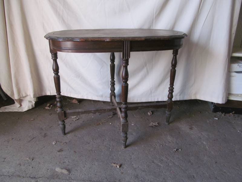 lot 232 image: Antique 5 leg table