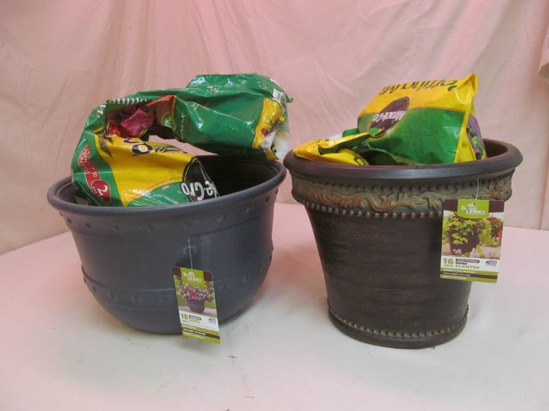 lot 247 image: Planters w accessories