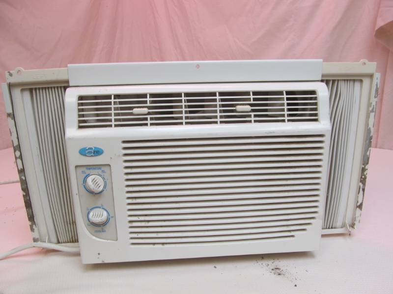 lot 248 image: Window Air Conditioner