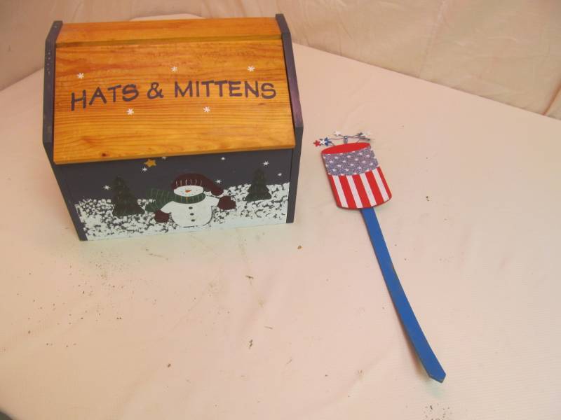 lot 249 image: Yard Dcor, Wooden box