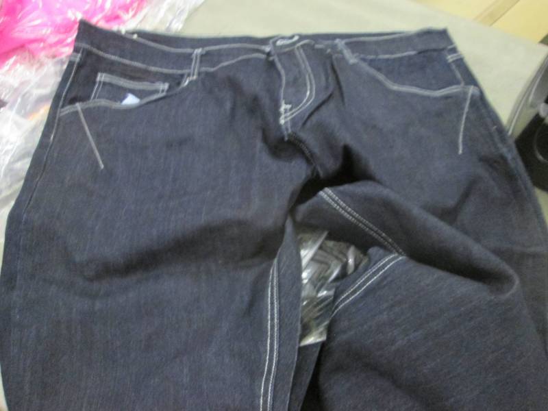 Tinco NWT 43x34L Mens Jeans...