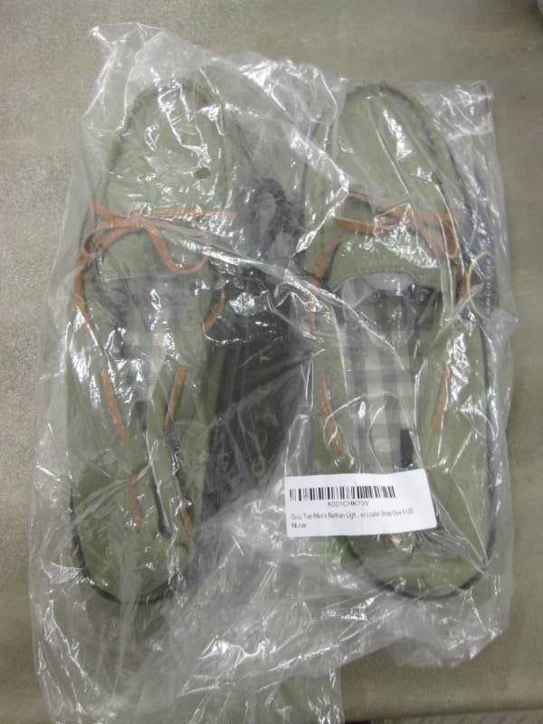 NWT Size 9 Mens Gold Toe Loafers...