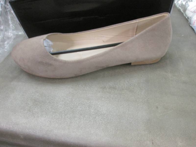 NIB Bella Marie Size 8.5 Taupe Sued...