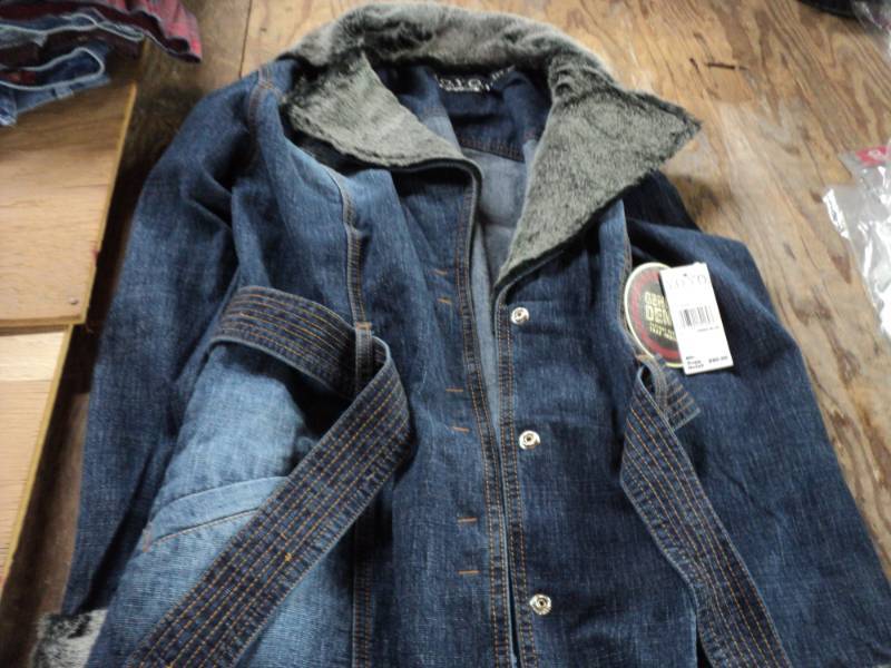 YOYO Ladies Coat Size L retails $...