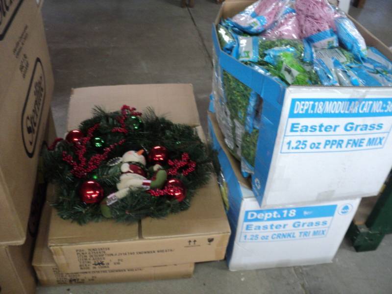 2 Xmas Wreaths and 2 Boxes Easter G...