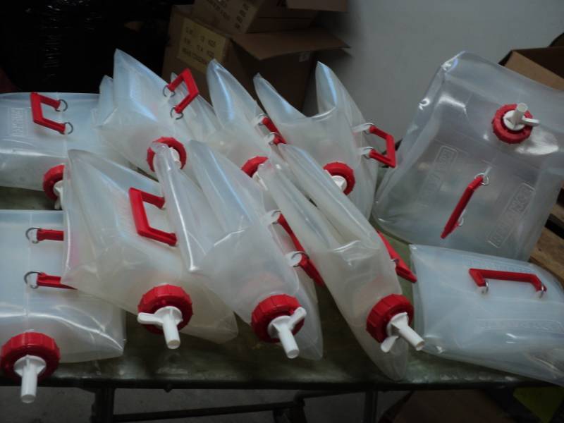 Lot of 10- 5 Gallon Plastic Foldabl...