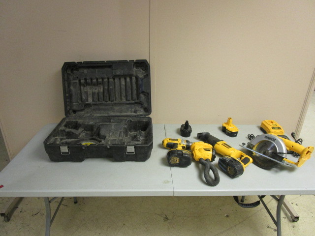 DEWALT CORDLESS TOOL SET