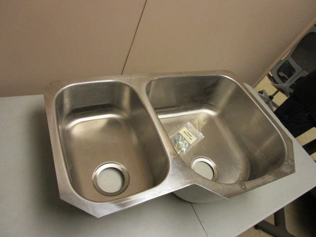 STAINLESS STEEL KITCHEN SINK