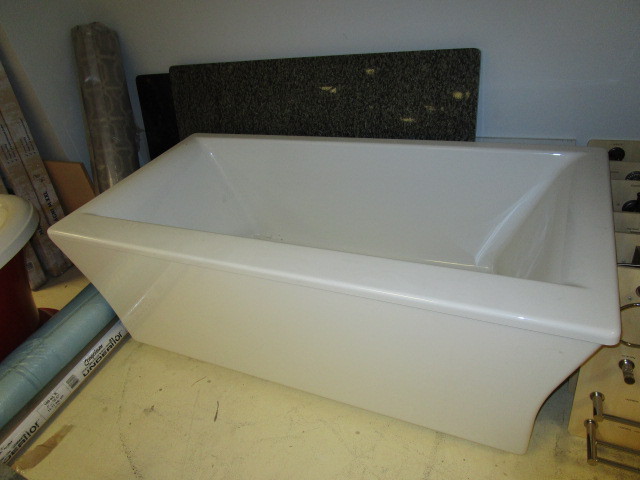 KOHLER SOAKING TUB