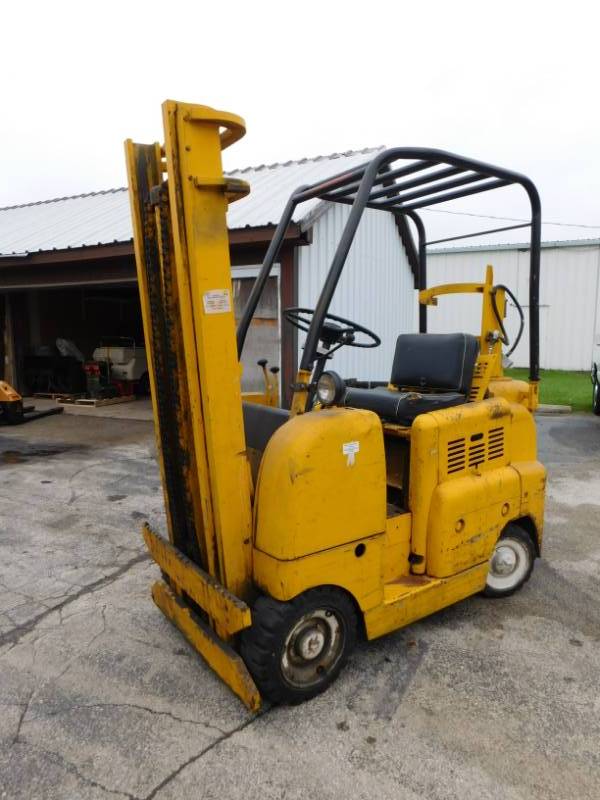 lot 7 image: 4000lb Allis-Chalmers Forklift