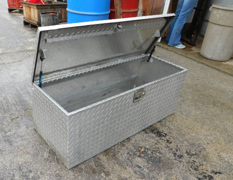 lot 32 image: UtilityTool Box - 43.5 x 20 x 17 #1