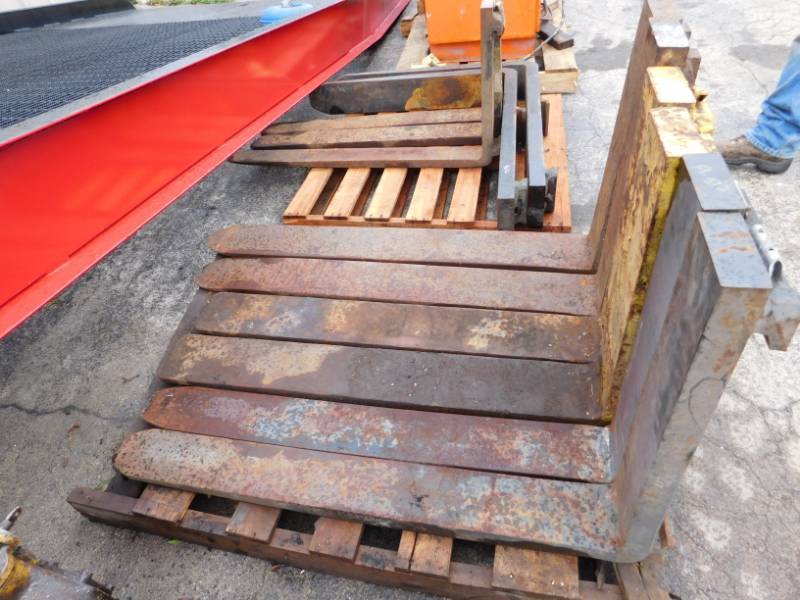 lot 44 image: Class III 42 Forklift Forks