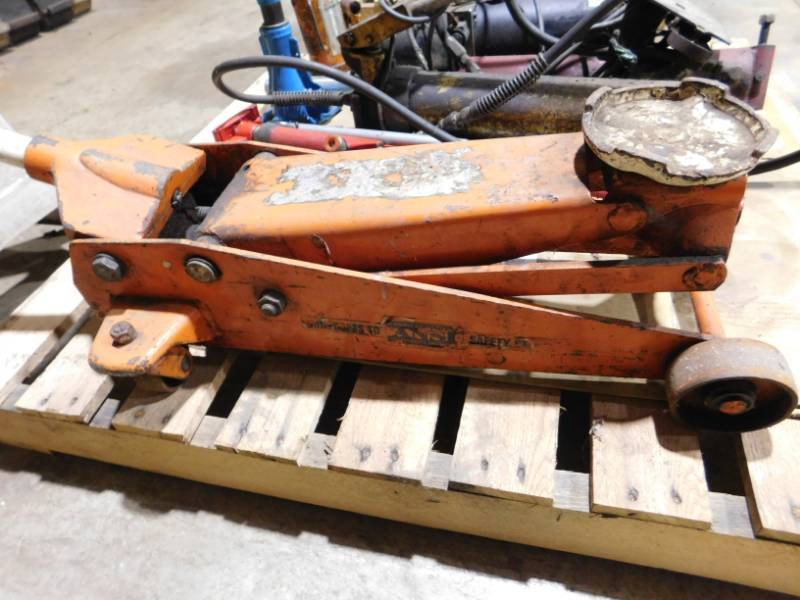 lot 64 image: Hydraulic Floor Jack, & Step Stool
