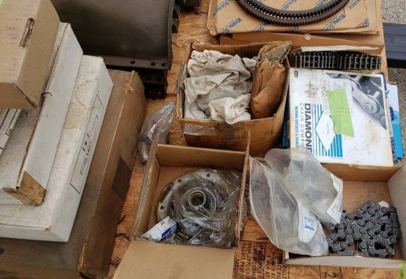 lot 96 image: Pallet of Clutch Plates, Oil Pans for Allis Chalmers, Chains, & More