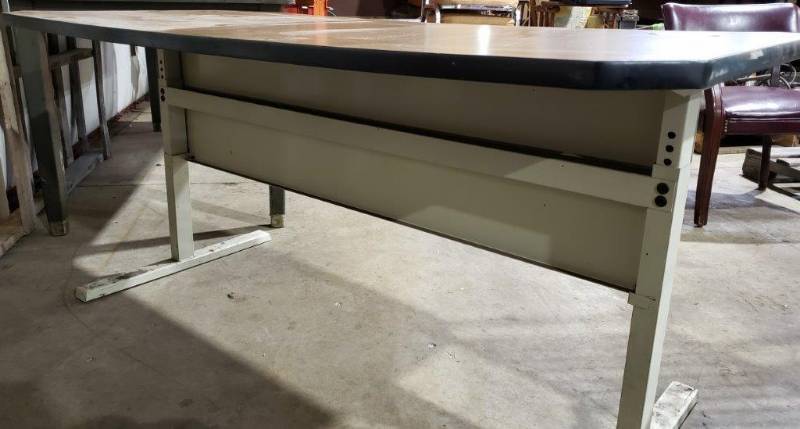 lot 100 image: Table - 30(W) x 60 (L) x 28(H)