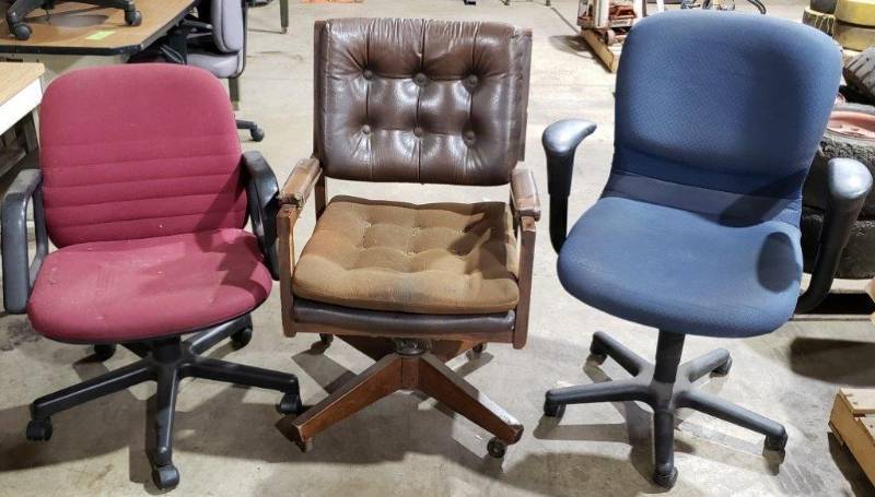 lot 106 image: Three Office Chairs & Small Wooden Table