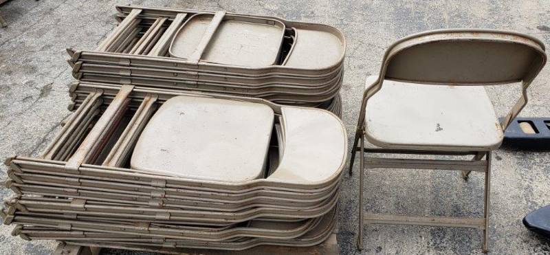 lot 117 image: 19 Metal Folding Chairs