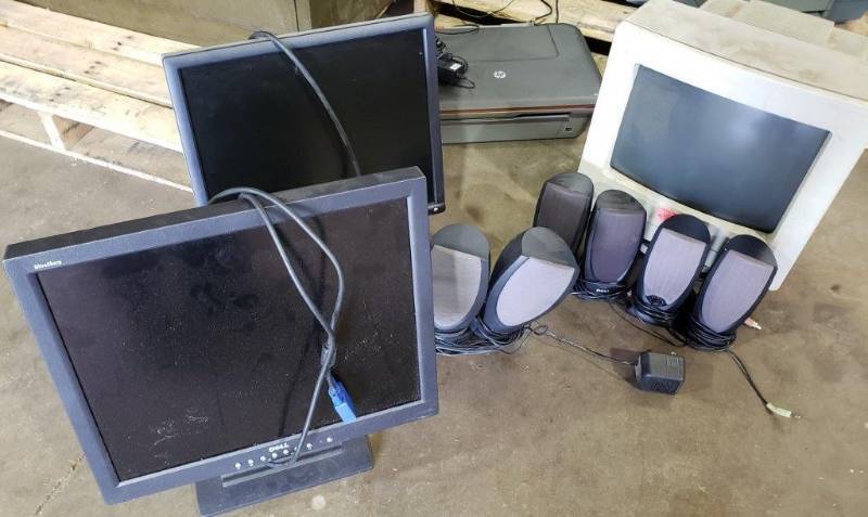 lot 121 image: Misc. Lot of Computer Items