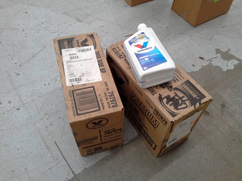lot 541 image: 2 Cases of Valvoline Premium Conventional SAE 30 Motor Oil 1-Quart