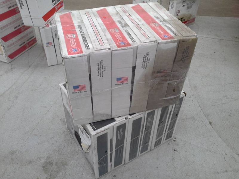 lot 556 image: 6 Cases of Phillips 66 Dynalife L-EP#2 Grease Cartridges 14oz.