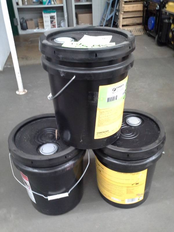 lot 585 image: 3 Pails of Shell Tellus S2 V68 Extended Temperature Range Hydraulic Fluid 5-Gallon