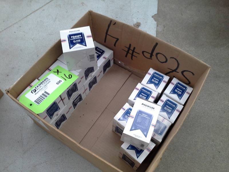 lot 690 image: 16 Premium Guard Oil Filters PG4459,PG5274