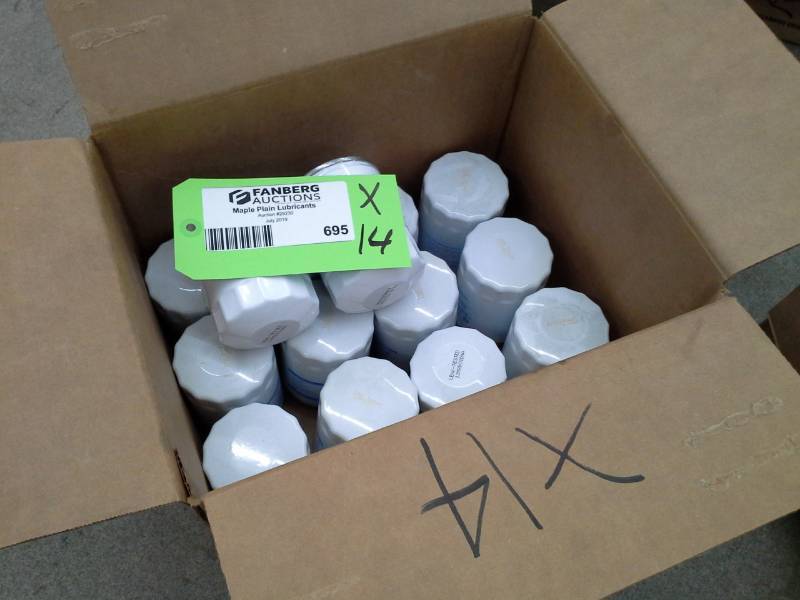 lot 695 image: 14 Premium Guard Oil Filters PG252