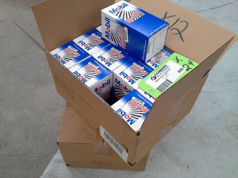 lot 698 image: 24 Mobil Oil Filters M0907