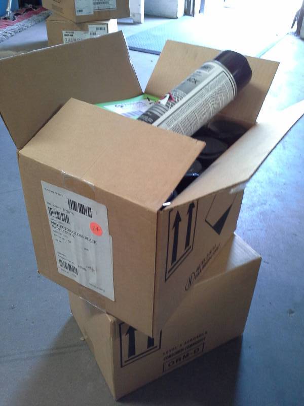 lot 715 image: 24 Aerosol Cans of Technicians Choice Gloss Black Enamel Paint TEC 99103 12oz.