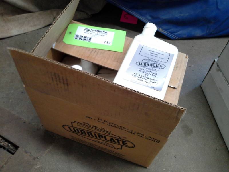 lot 723 image: One Case of Lubriplate Bar & Chain Oil 1-Quart
