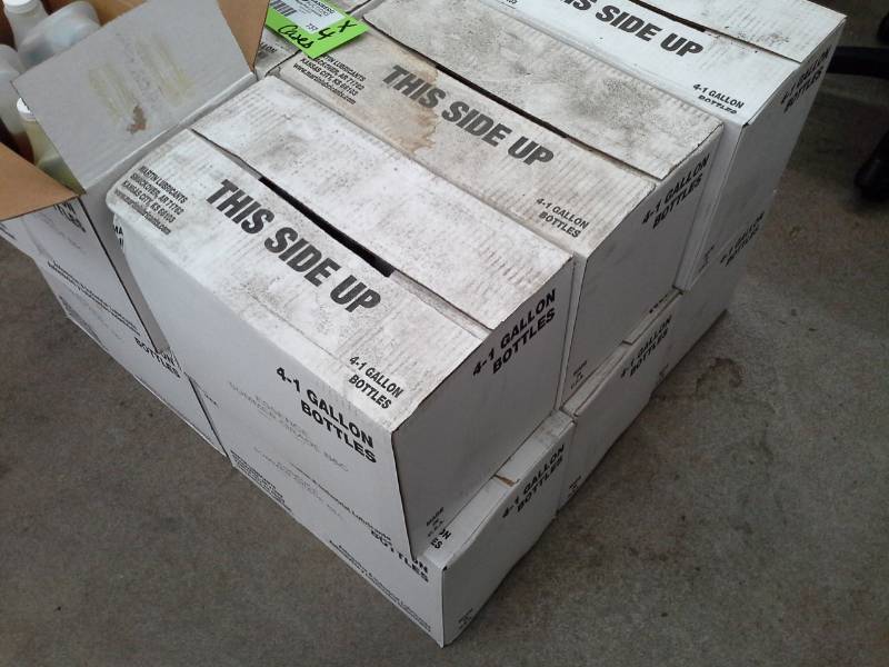 lot 756 image: 4 Cases of Essence Bar & Chain Oil 1-Gallon
