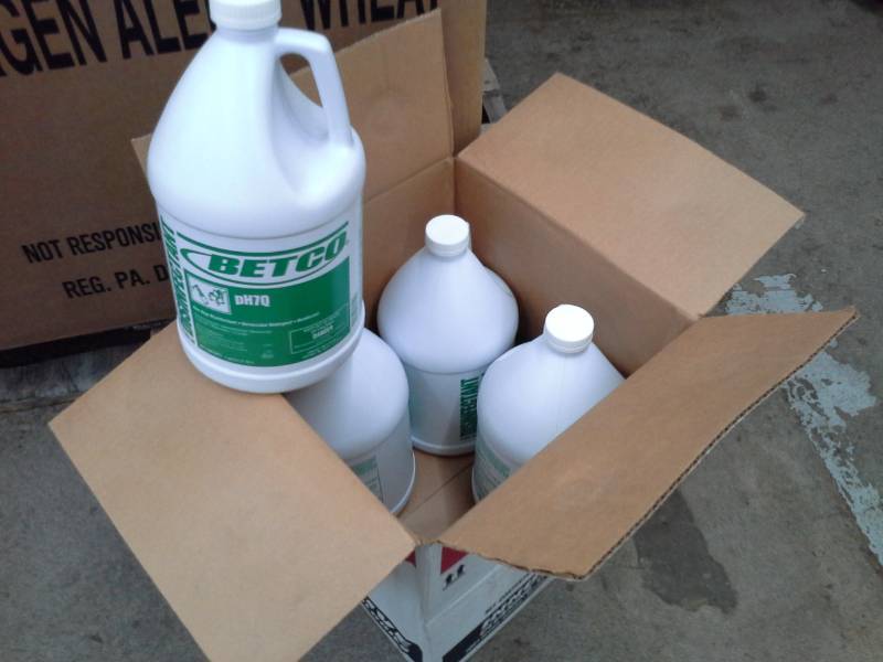 lot 773 image: One Case of Betco ph7Q One Step Disinfectant 1-Gallon