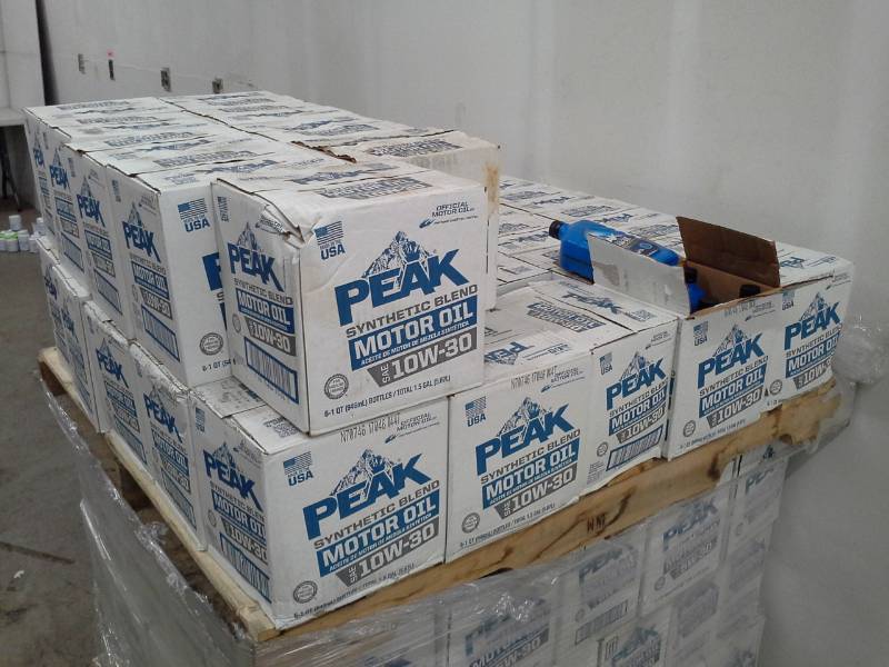 lot 795 image: 13 Cases of Peak SAE 10W-30 Synthetic Blend Motor Oil 1-Quart