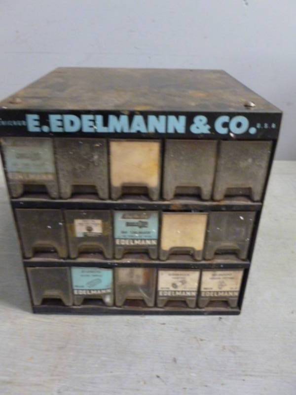 lot 3 image: Vintage Shop Organizer