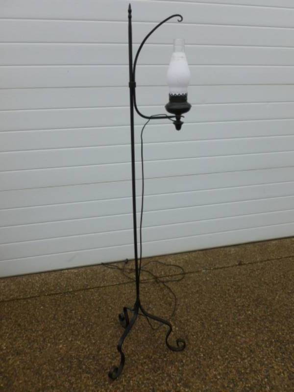 lot 9 image: Vintage Floor Lamp