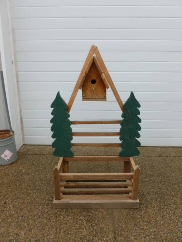 lot 11 image: Planter Box