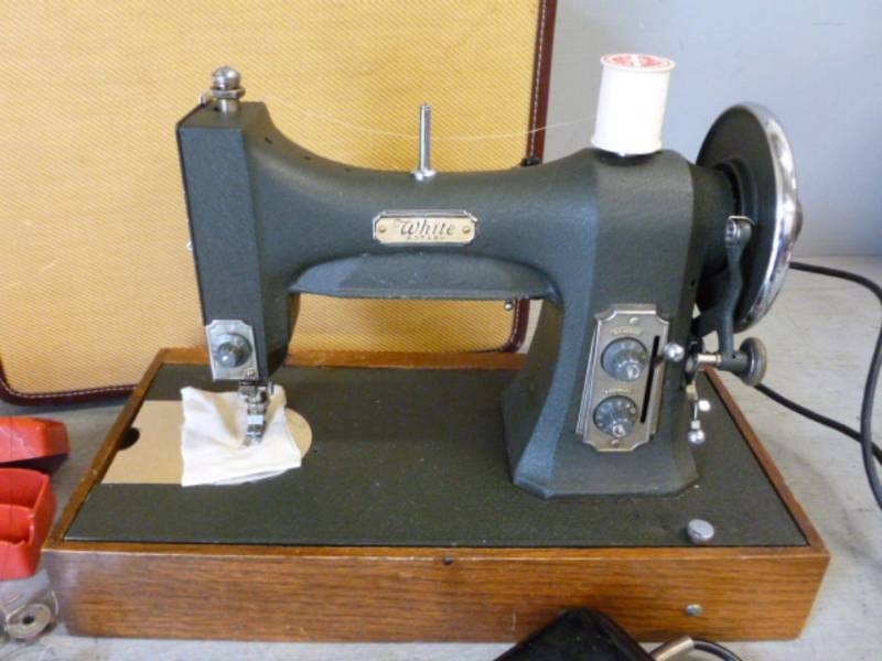 lot 13 image: Vintage Sewing Machine