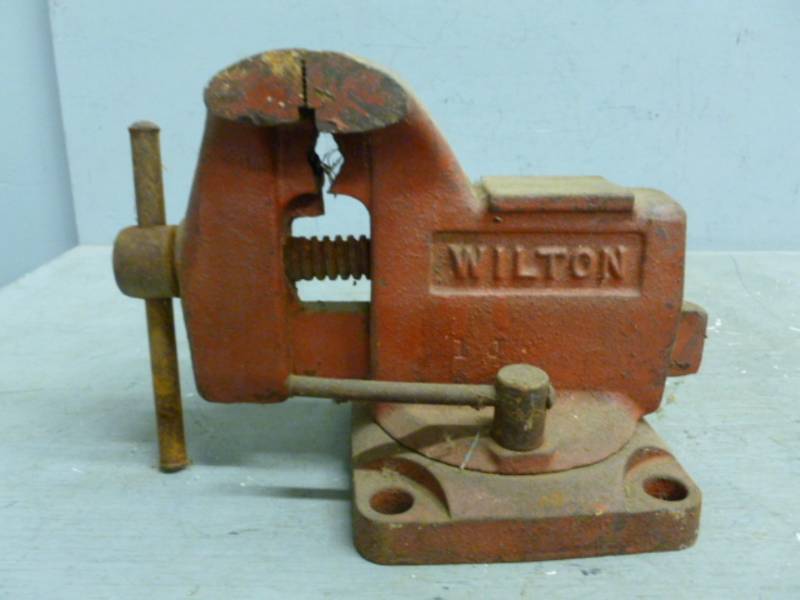 lot 51 image: Vintage Bench Vise