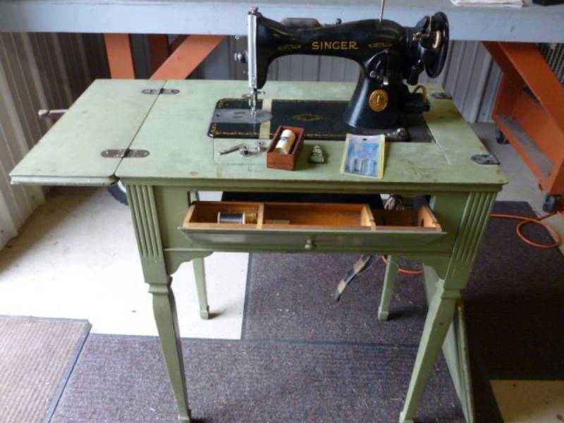 lot 171 image: Vintage Sewing Machine