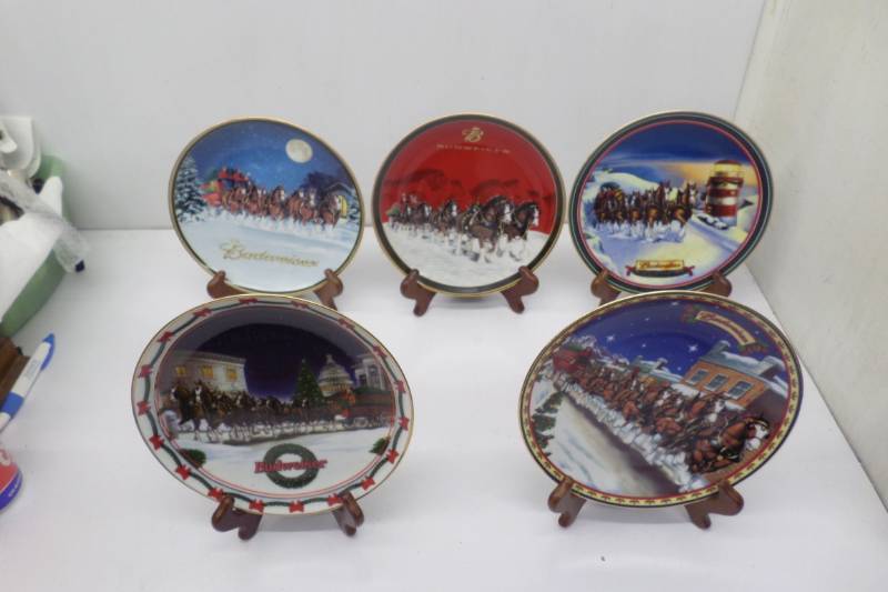 lot 71 image: 5 Budwesier Holiday Plates and Holders