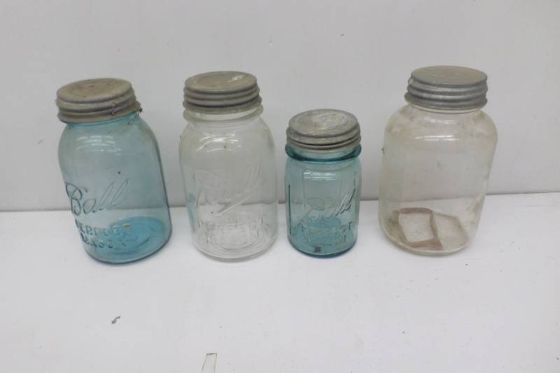 lot 75 image: 3 Ball Perfect Mason jars with Zinc Lids