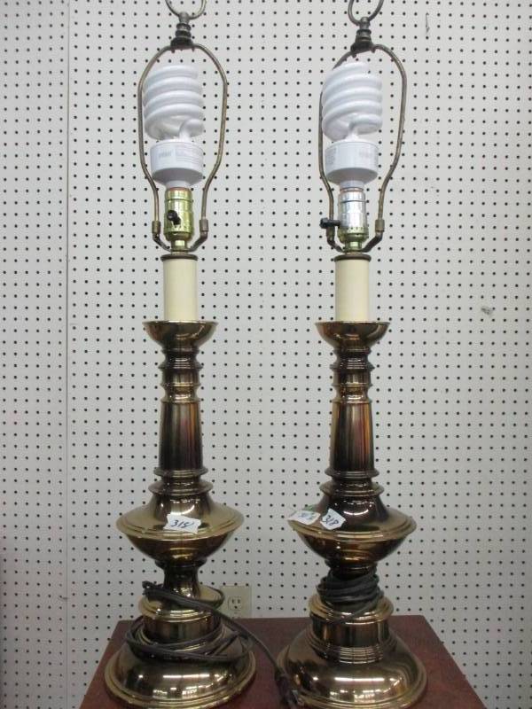 lot 4 image: 2 Nice Lamps