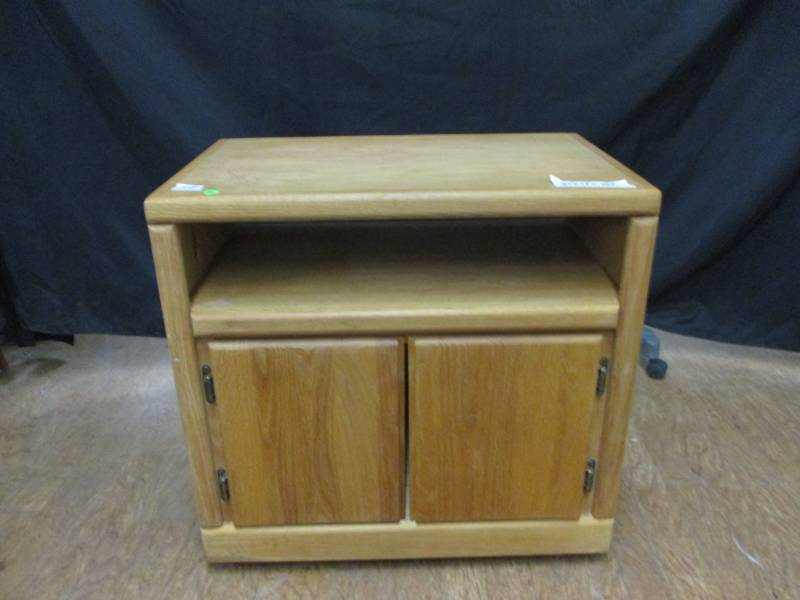 lot 5 image: Nice end tablecart on wheels