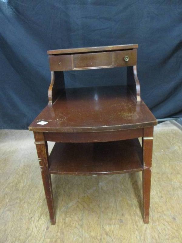 lot 6 image: Antique End Table
