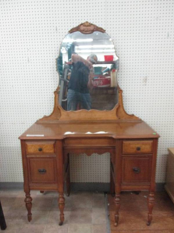 lot 15 image: Beatiful Vanity with Mirror