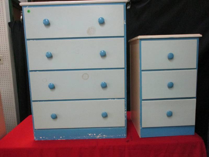 lot 28 image: 4 Drawer Dresser and 3 Drawer End Table